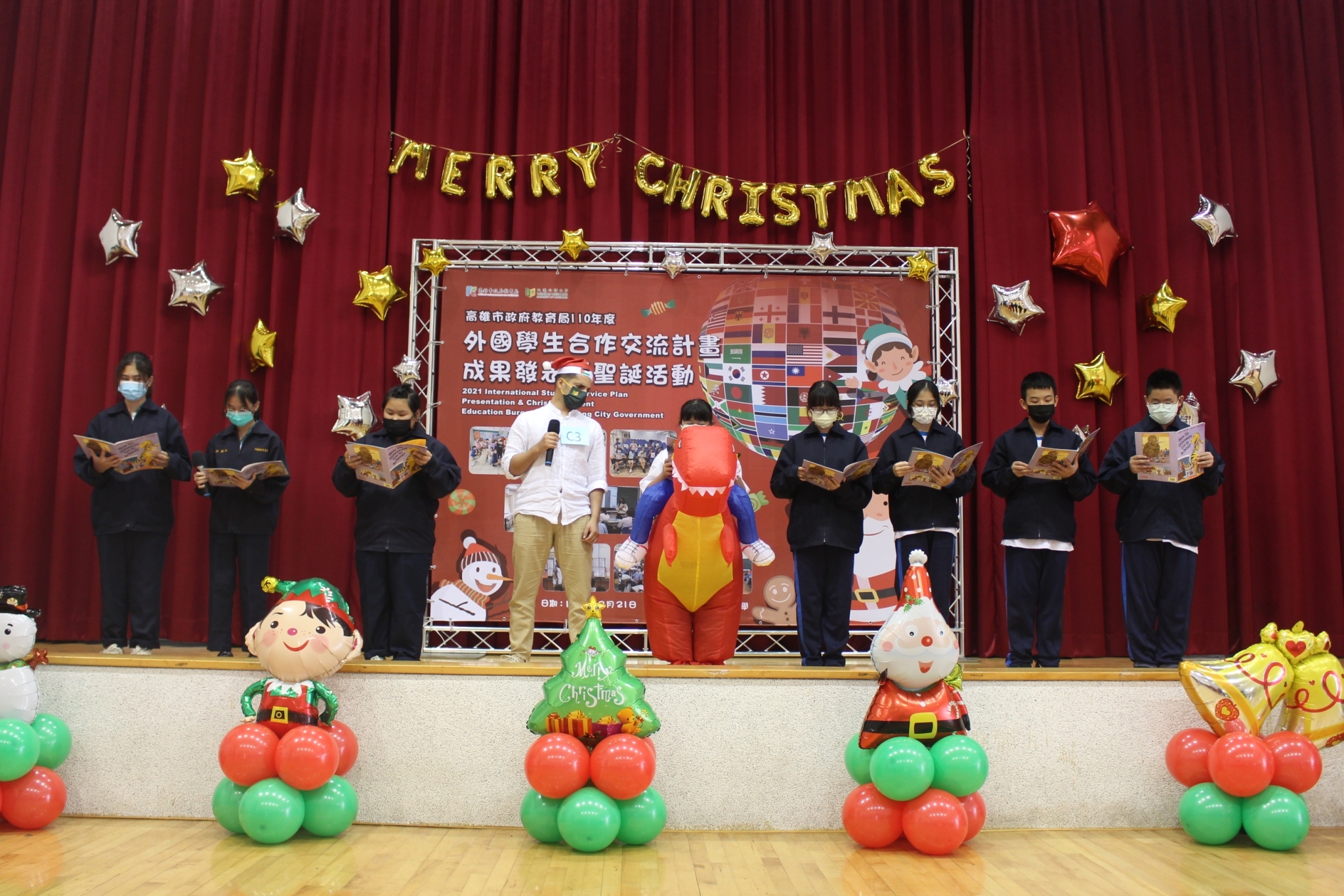 500 schoolchildren sing Christmas carols together